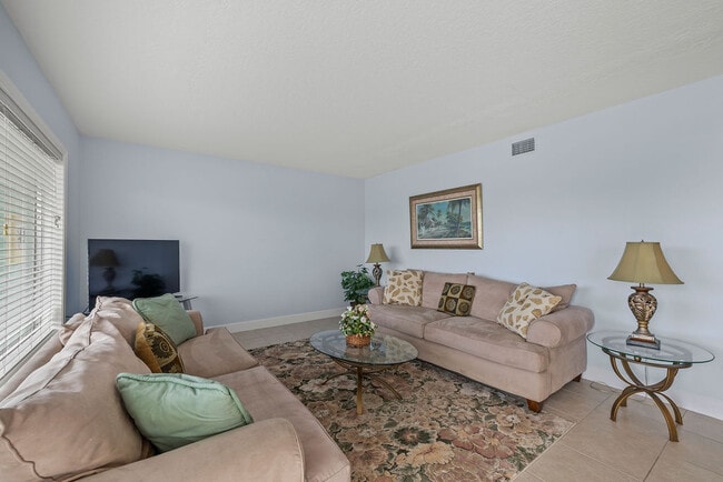 Photo - 23 Royal Palm Pt Unidad B