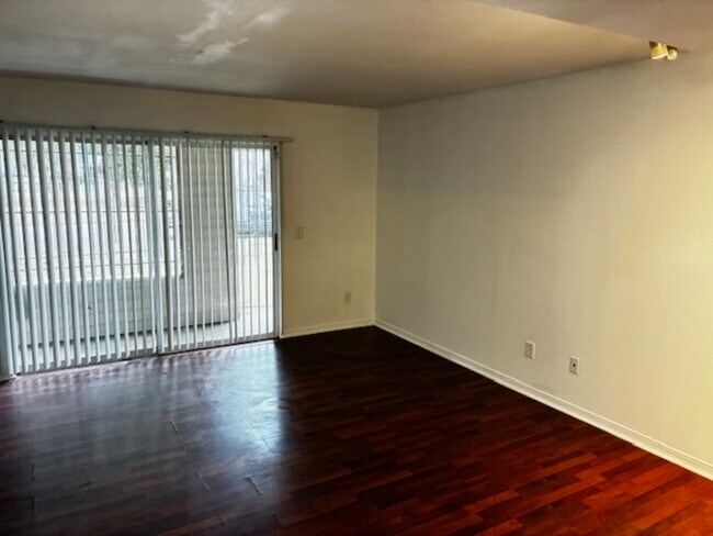 Photo - 111 E 1st St Unidad 29 -