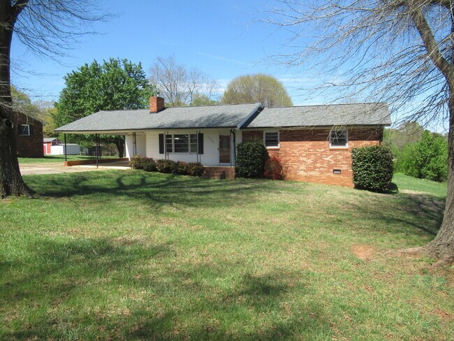 Building Photo - Charming 3-Bedroom Brick Home for Rent on the West Side of Lincolnton!