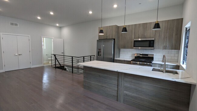 Photo - 2431 N Hancock St Unidad 2