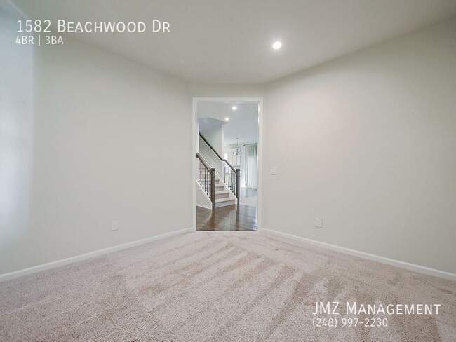 Photo - 1582 Beachwood Dr