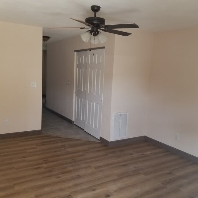 Photo - 415 Meadow Dr