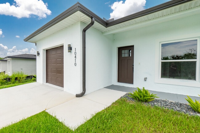 Entrance & Garage - 10410 Pendleton Ave Townhome