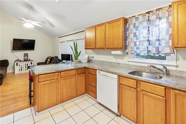 Photo - 393 Aquidneck Ave