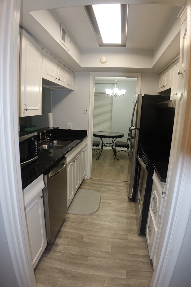 Building Photo - 3730 Fairfield Ave Unit 233