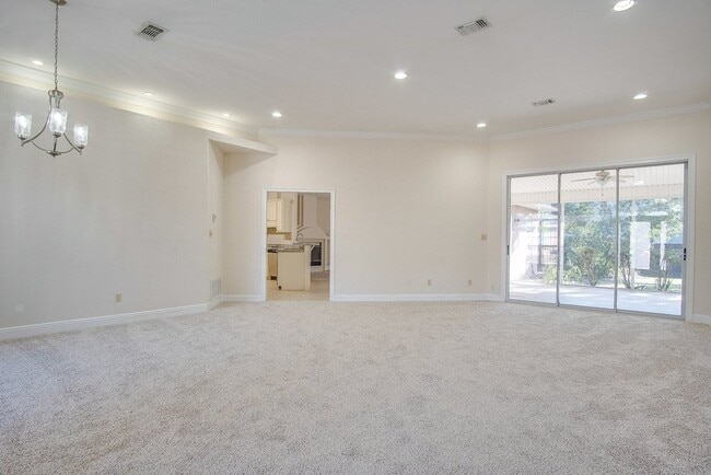 Photo - Festive Move-In Special! 4BR/3BA Lenox Gem... Apartamento