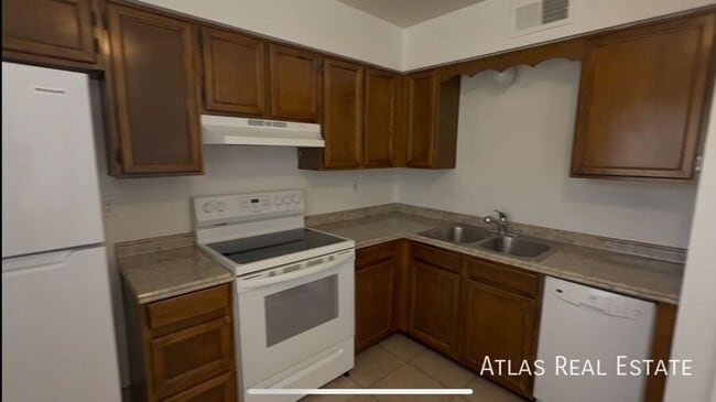 Building Photo - 111 N Phyllis-202 Unit 202