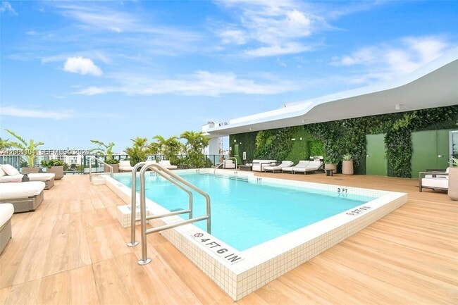 Building Photo - 9901 W Bay Harbor Dr Unit 401