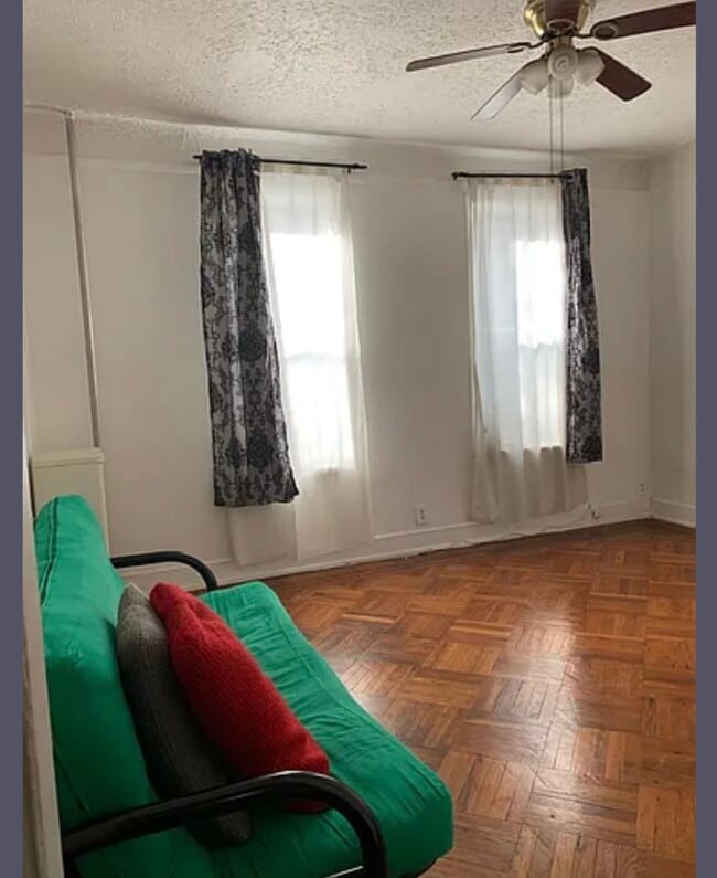 Building Photo - 909 41st St Unit 1f