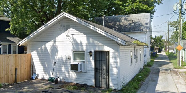 Exterior - 518 1/2 W Walnut St