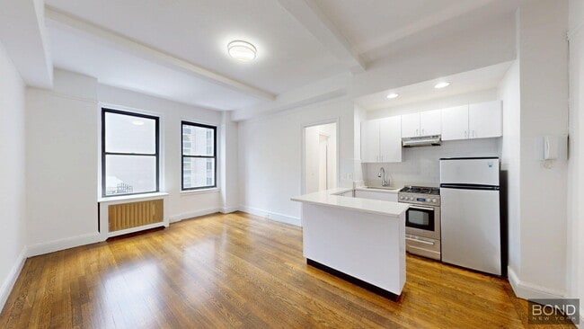 Building Photo - 140 E 46th St Unit 9R Rental
