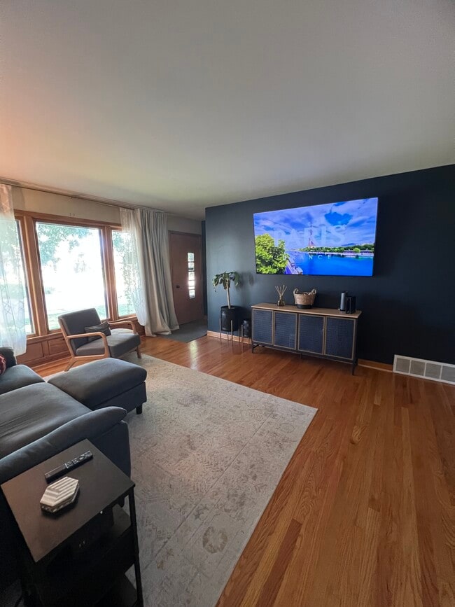 Photo - 541 N 109th St