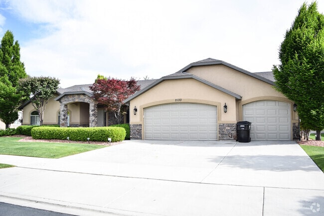 Building Photo - Idyllic Provo home w LOTS of garage space!