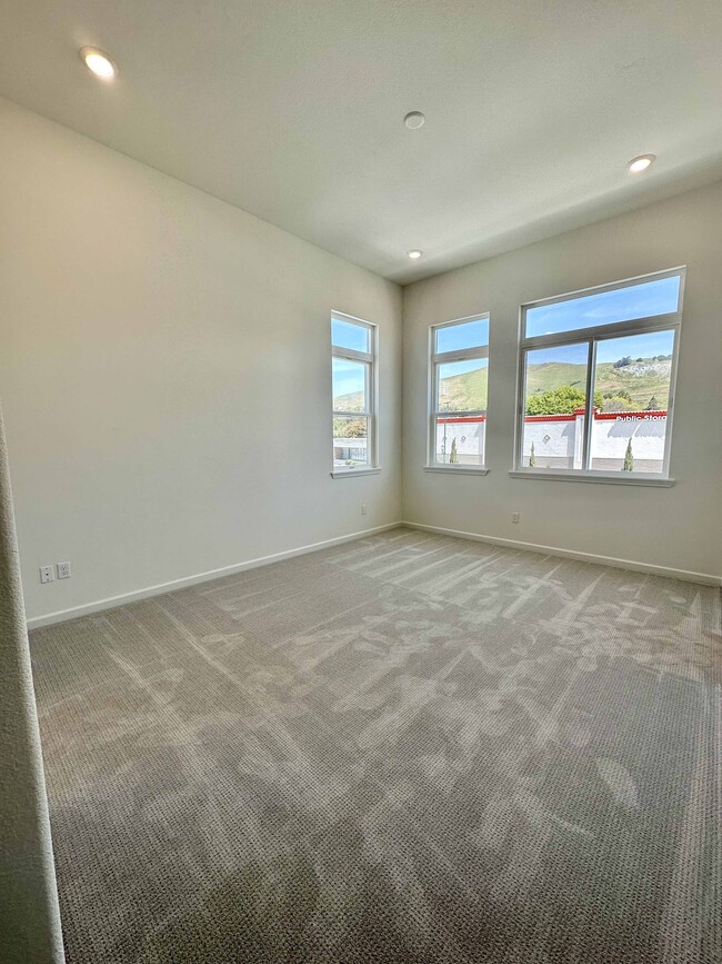 Building Photo - 29800 Mission Blvd Rental