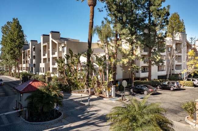 5515-5555 Canoga Ave - The Met Warner Center Apartments