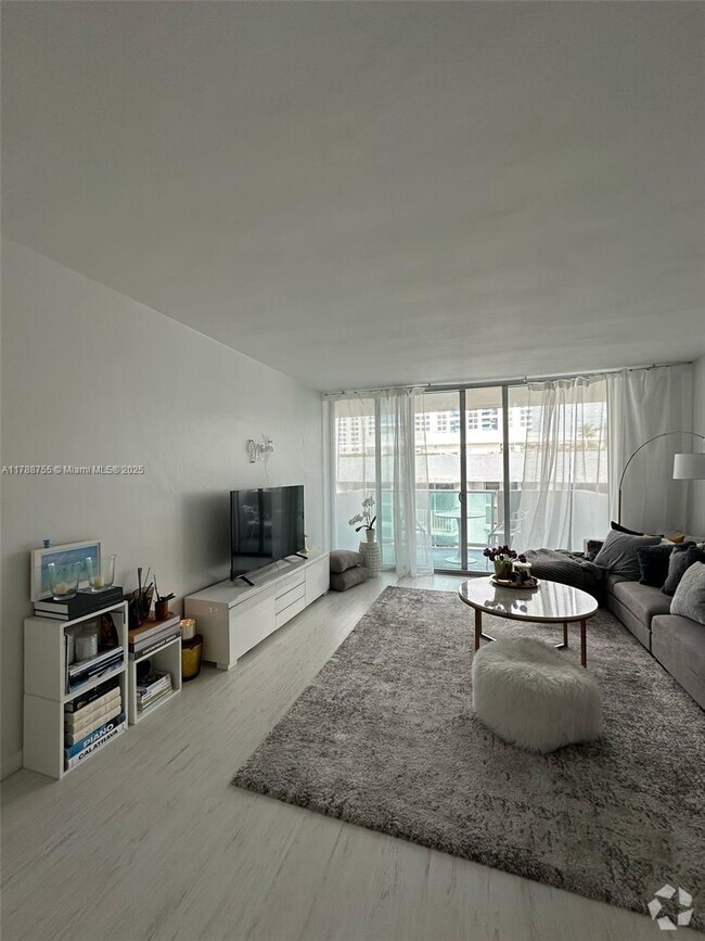 Building Photo - 1200 West Ave Unit PH22 Rental