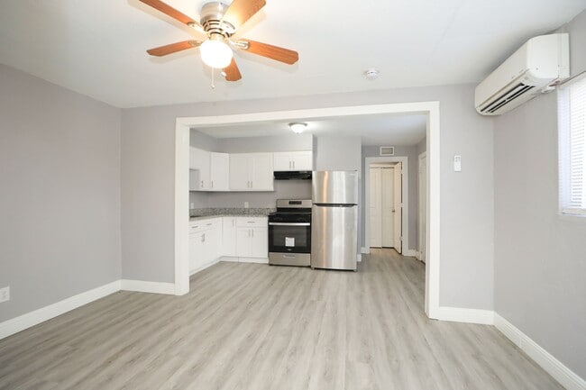 Building Photo - 8127 Colonial Ln Unit 2