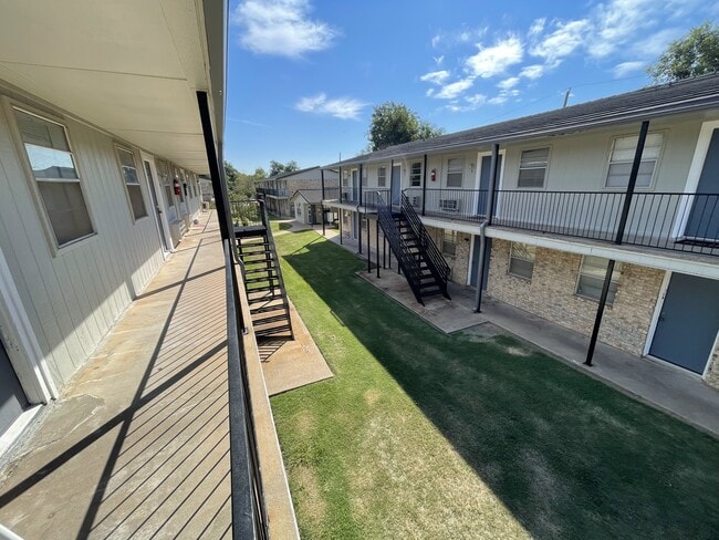 Photo - 1502 NW Kingsbury Ave