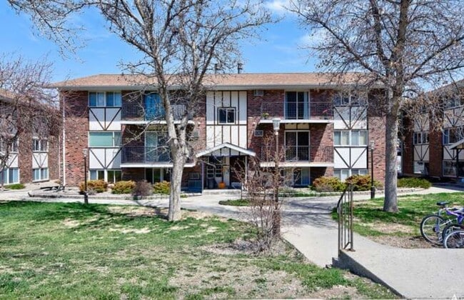 Building Photo - Pet Friendly 2 Bed 1 Bath Apartment on Westside of Town! Unit 22 - 1