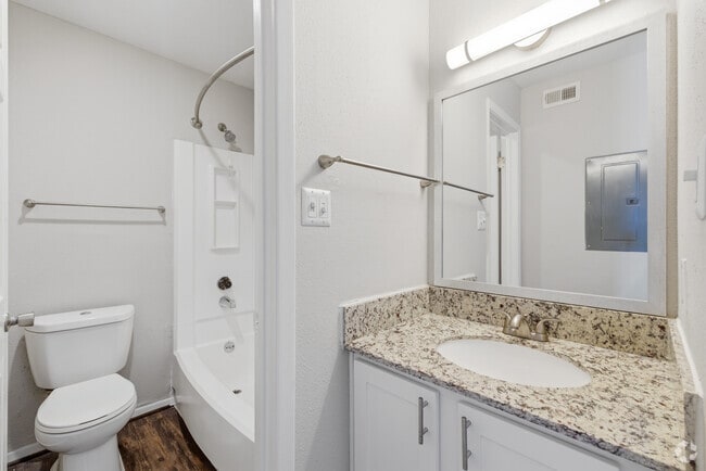 B2 2BR, 2BA - 906SF - Primary Bathroom