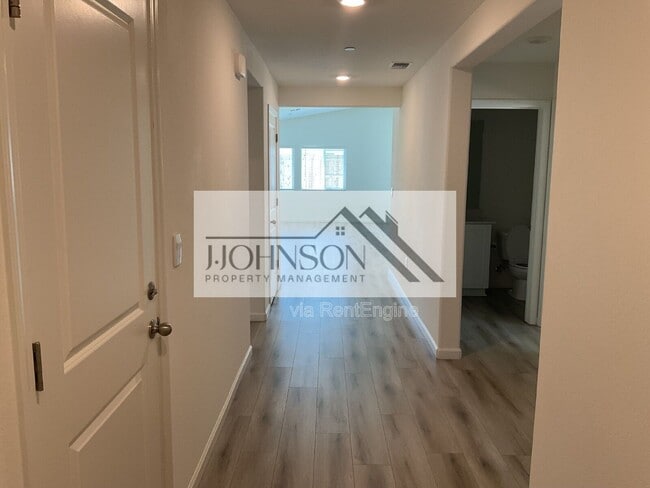 Photo - 2456 Enantio St