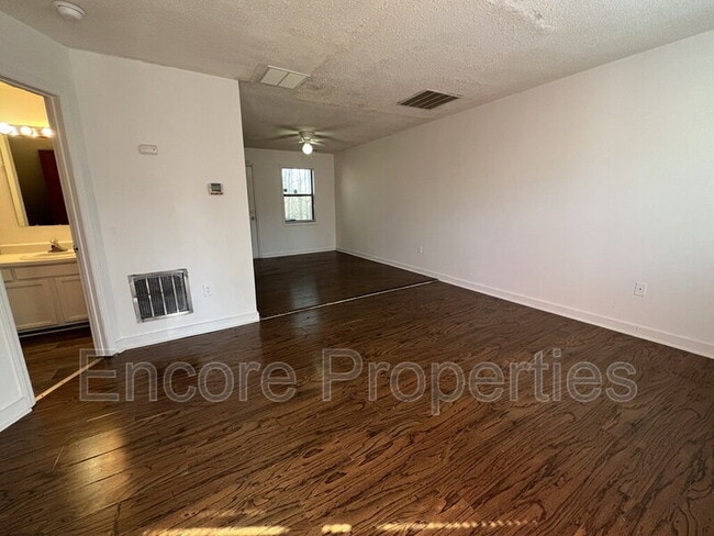 Photo - 2146 Charles St