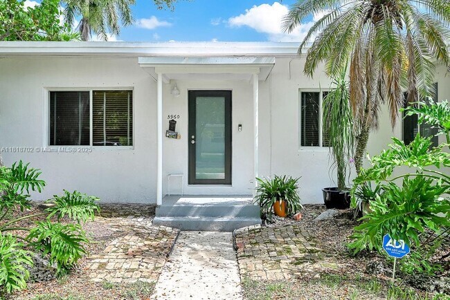 Building Photo - 5960 SW 47th St Rental