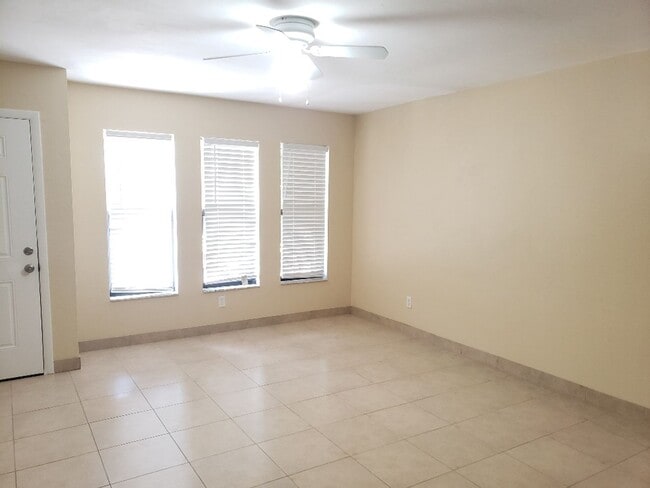 Photo - A-6 CALL OWNER FOR REPAIRS FIRST Apartamento Unidad #A