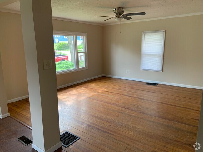 Living room - 1312 S Lincoln St Rental