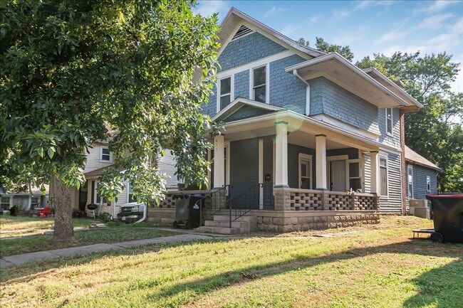 Photo - 411 N College St