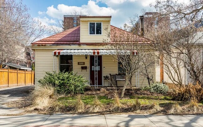 Building Photo - 2052 Caroline St