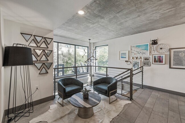 Los Ruckus Lofts102 - Yugo Austin Nueces