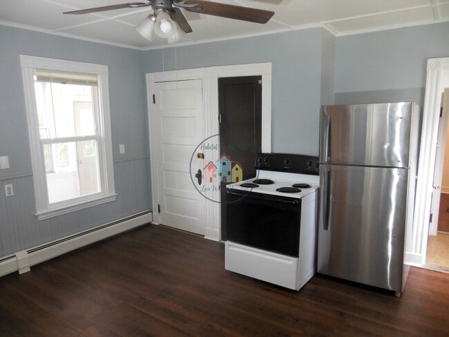 Kitchen (stove has been updated to stainless)) - 20 Drummond Ave Unit 1