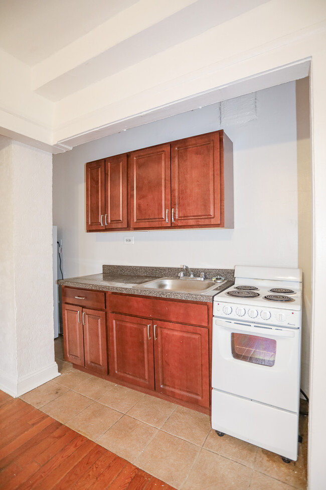 Photo - 7445 N Greenview Ave Apartment Unit #418