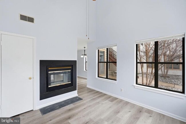 Building Photo - 13405 Shady Knoll Dr Unit 109