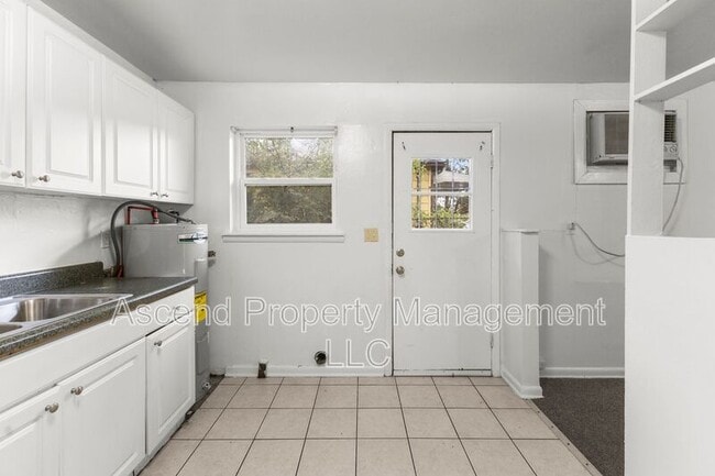 Photo - 1611 Roanoke Ave Unidad B