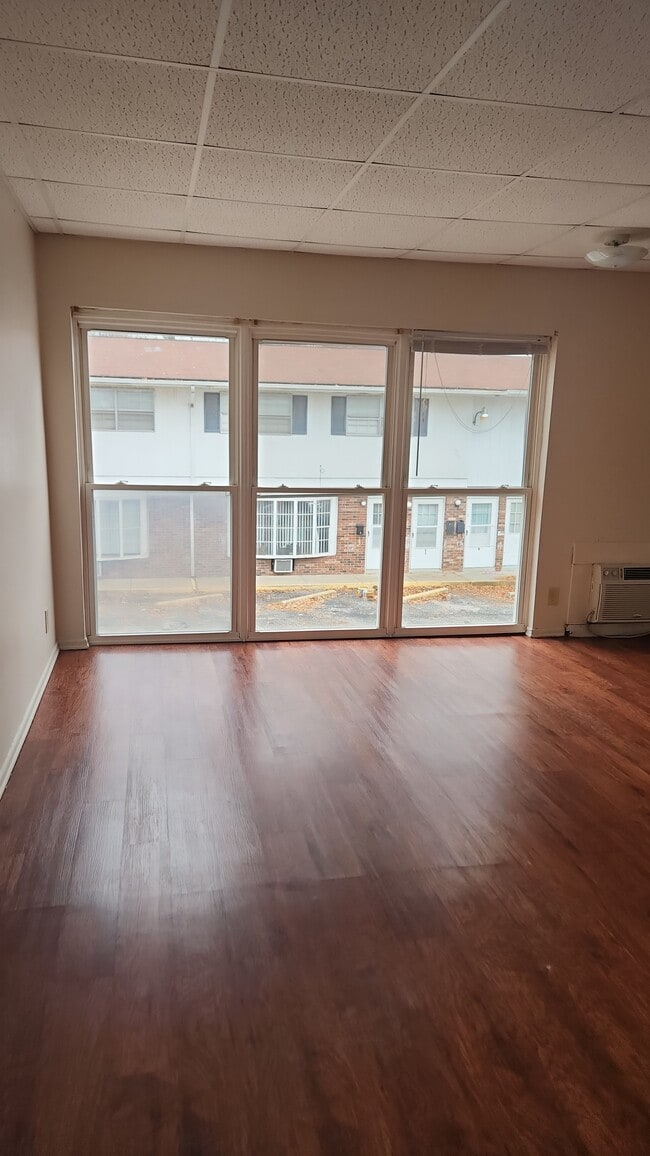 Photo - 408 S Poplar St Unit 0