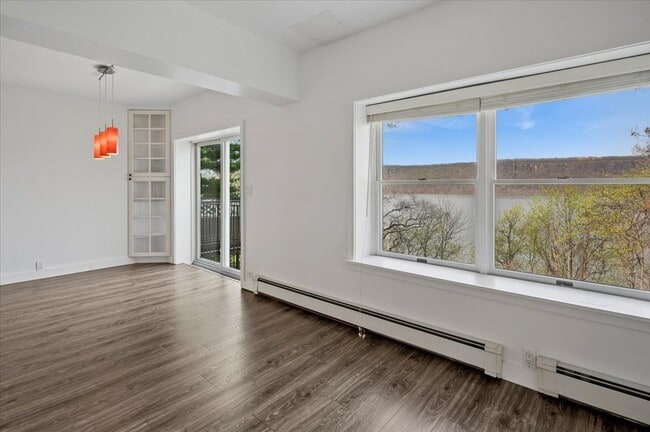 Photo - 727 Warburton Ave