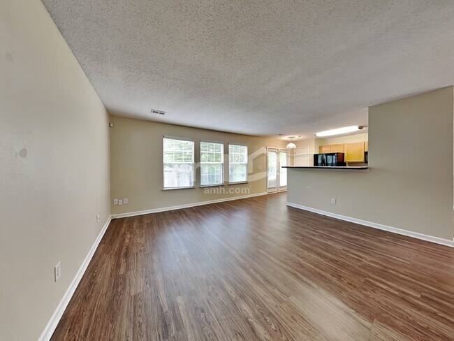 Photo - 515 Kingsman Ln