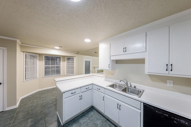 Photo - 100 Springview Ln