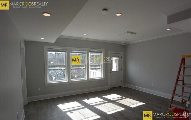 Building Photo - 120 Kenrick St Rental