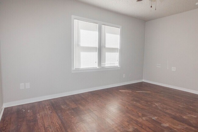 Photo - Pre-Leasing - 2 bed 1 bath