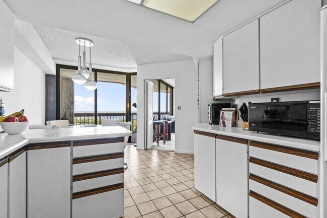 Photo - 1900 Consulate Pl