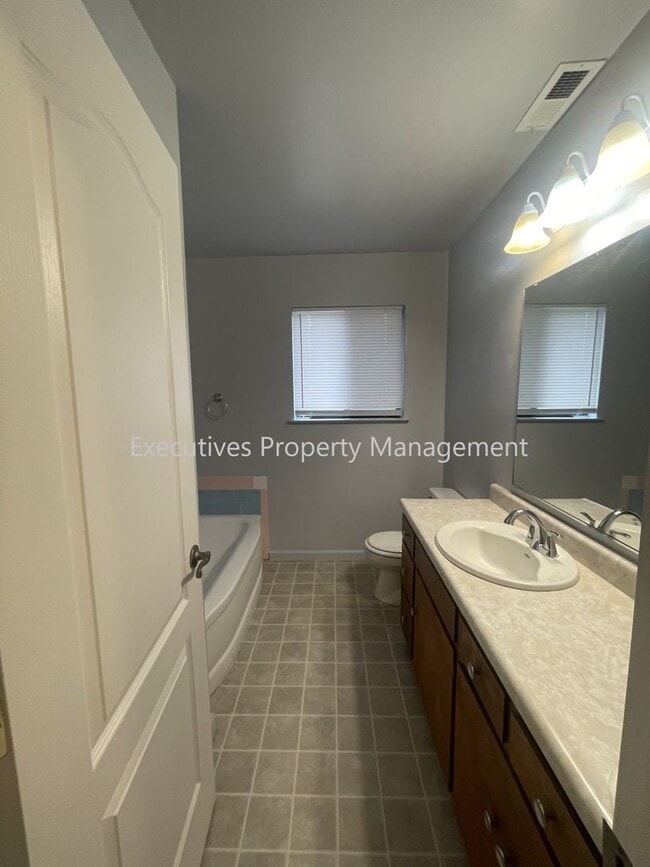 Photo - 1271 Spruce Ave