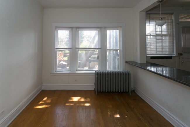 Photo - Lincoln Square / Ravenswood - 2 Bed / 1 Bath - Heat Included Unit 1911-3