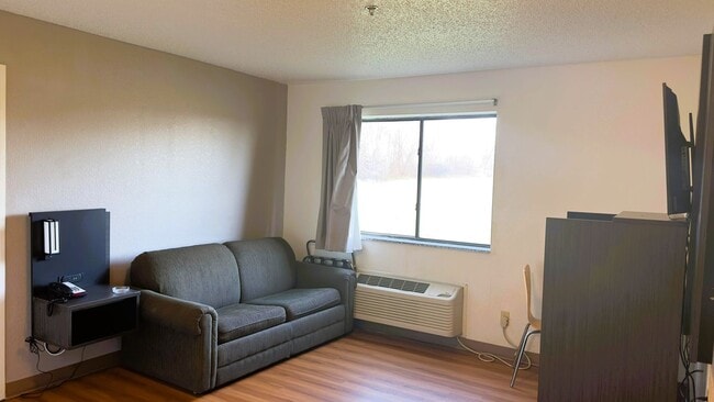 Photo - Motel 6- East Side Unit King Jacuzzi Room
