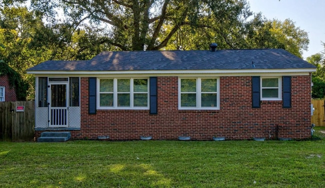 Building Photo - Beautifully renovated ranch bungalow locat... Rental