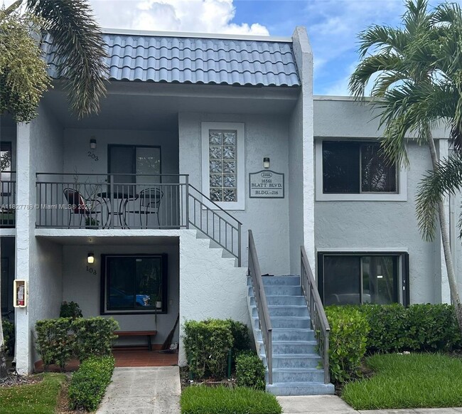 Photo - 16561 Blatt Blvd Unidad 203 Rental