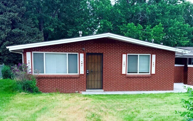 Building Photo - Spacious 2 Bedroom Lakewood Duplex Rental