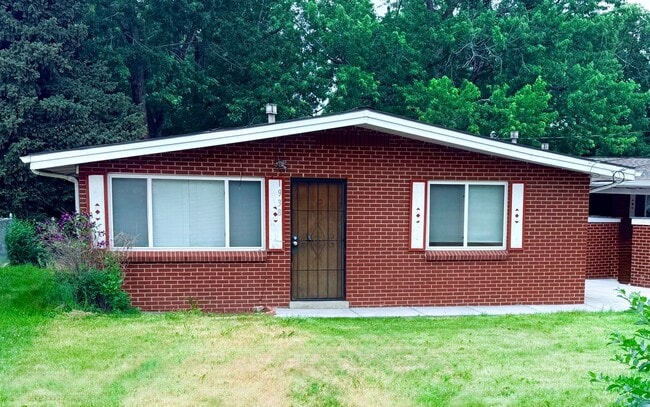 Building Photo - Spacious 2 Bedroom Lakewood Duplex Rental